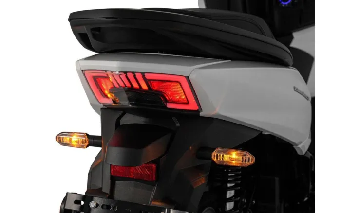 A las japonesas les ha salido una rival incómoda, una scooter GT urbana de 125 cc, súper equipada y por poco más de 2.200 euros