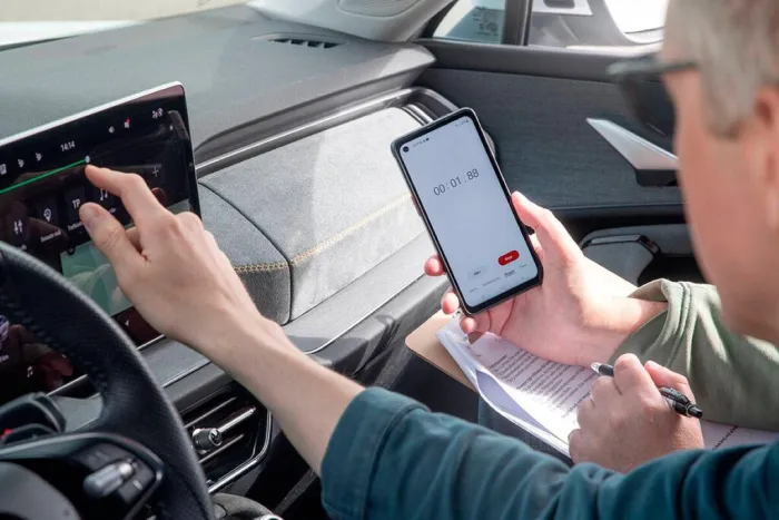 Adiós a una de las cosas más básicas en cualquier coche: Europa quiere impedir que desaparezca la radio de toda la vida