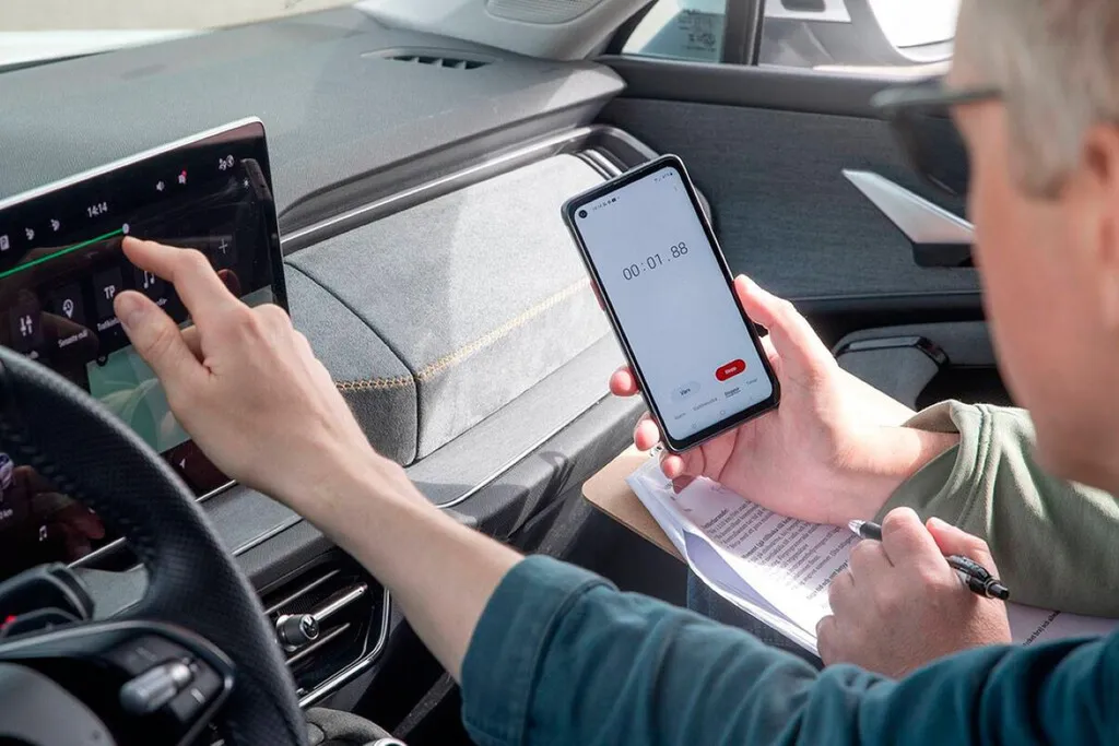 Adiós a una de las cosas más básicas en cualquier coche: Europa quiere impedir que desaparezca la radio de toda la vida