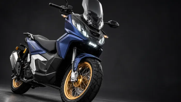 Adiós al autobús con esta scooter crossover de 520km de autonomía, equipadísima, que puedes coger con el carnet de coche