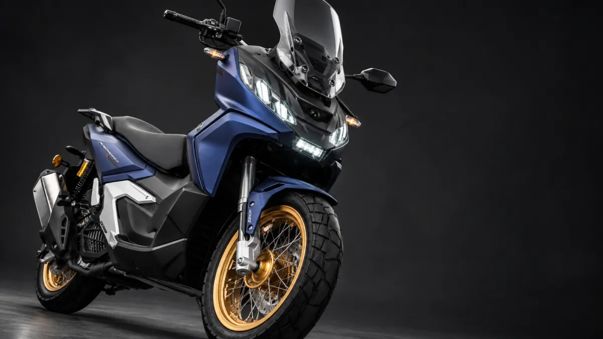 Adiós al autobús con esta scooter crossover de 520km de autonomía, equipadísima, que puedes coger con el carnet de coche