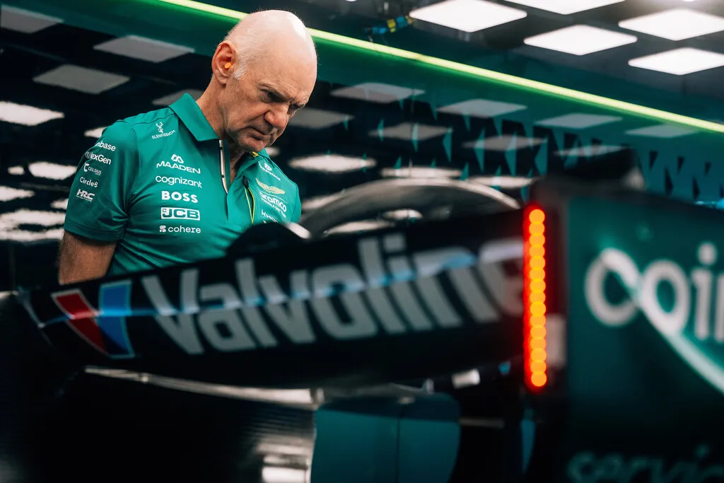 Adrian Newey desmiente que Aston Martin se reuniese con Honda para romper su contrato: "Yo estuve allí y se lo que pasó"