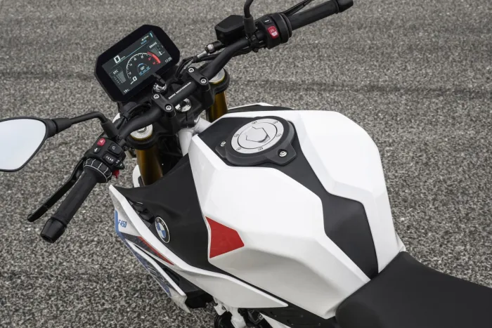 Alemana, de marca premium, buena, bonita y barata, así es la jugada maestra de BMW en los tiempos del aluvión de las motos chinas