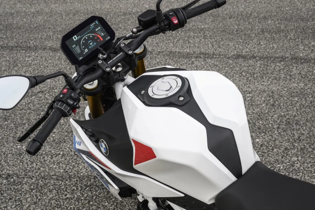 Alemana, de marca premium, buena, bonita y barata, así es la jugada maestra de BMW en los tiempos del aluvión de las motos chinas