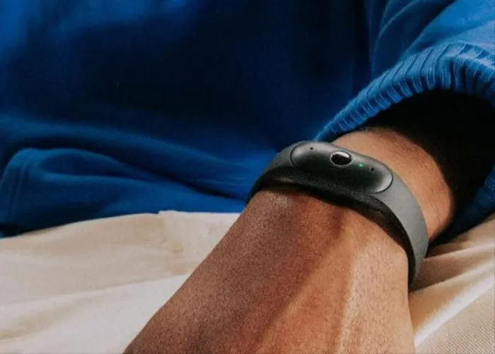 Amazon lanza Bee Frontier, una pulsera de 75 dólares que escucha y resume tus conversaciones