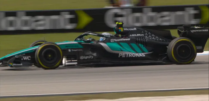Andrea Kimi Antonelli muestra las cartas de Mercedes en el último ensayo en Malasia