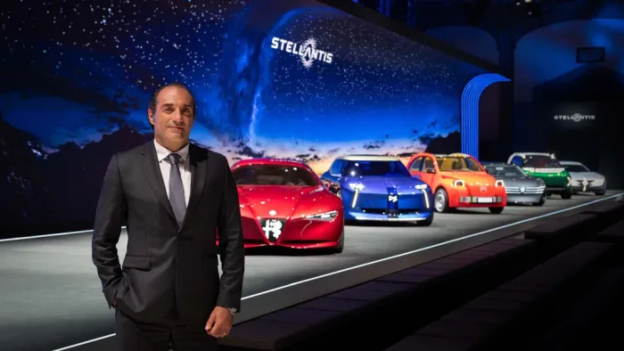 Antonio Filosa, CEO de Stellantis, a los afectados por el motor PureTech: "Me disculpo por los problemas del pasado"