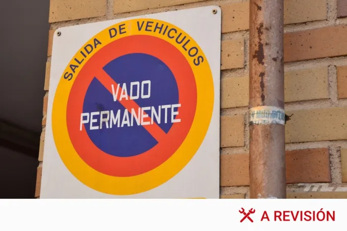 Aparcar en un vado permanente tiene una multa de 200 euros, incluso si es tu coche en tu propio vado