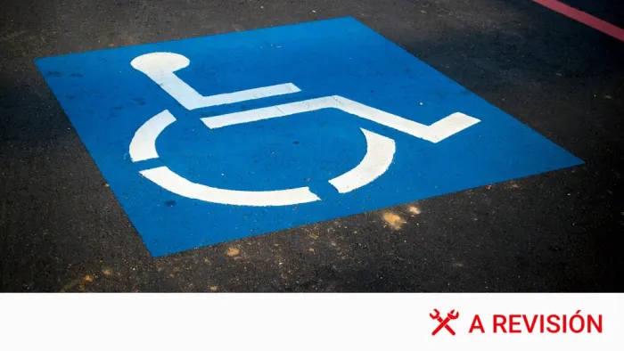 Aparcar en una plaza de discapacitados sin serlo no solo es una falta de empatía: también es ilegal y conlleva multa