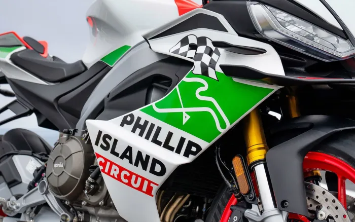 Aprilia despide uno de los circuitos más míticos de MotoGP con una deportiva muy especial de 105 CV y edición limitada