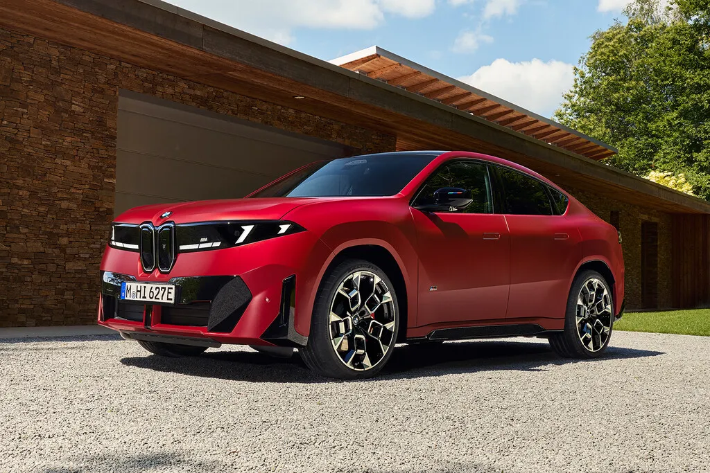 Así es el BMW iX4: un iX3 con el techo caído que le saca más de 120 km de autonomía a sus rivales alemanes. Y que ya está a la venta
