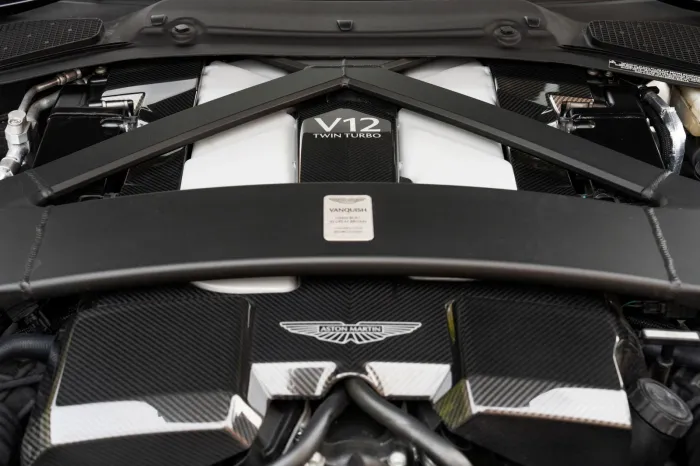 Aston Martin retrasa su primer eléctrico y prioriza los V8 y V12 de gasolina
