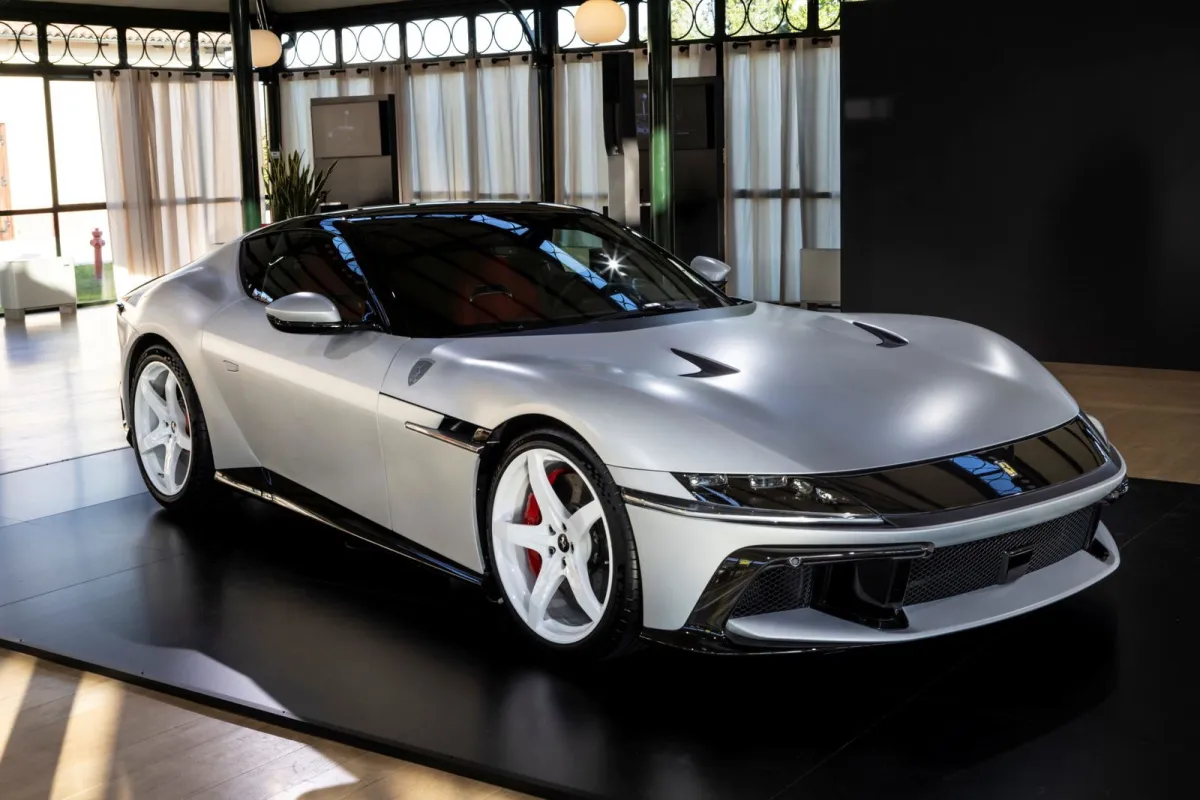 Aún más especial, aunque sin pintar, así es el Ferrari 12Cilindri Manuale que muy pocos podrán comprar
