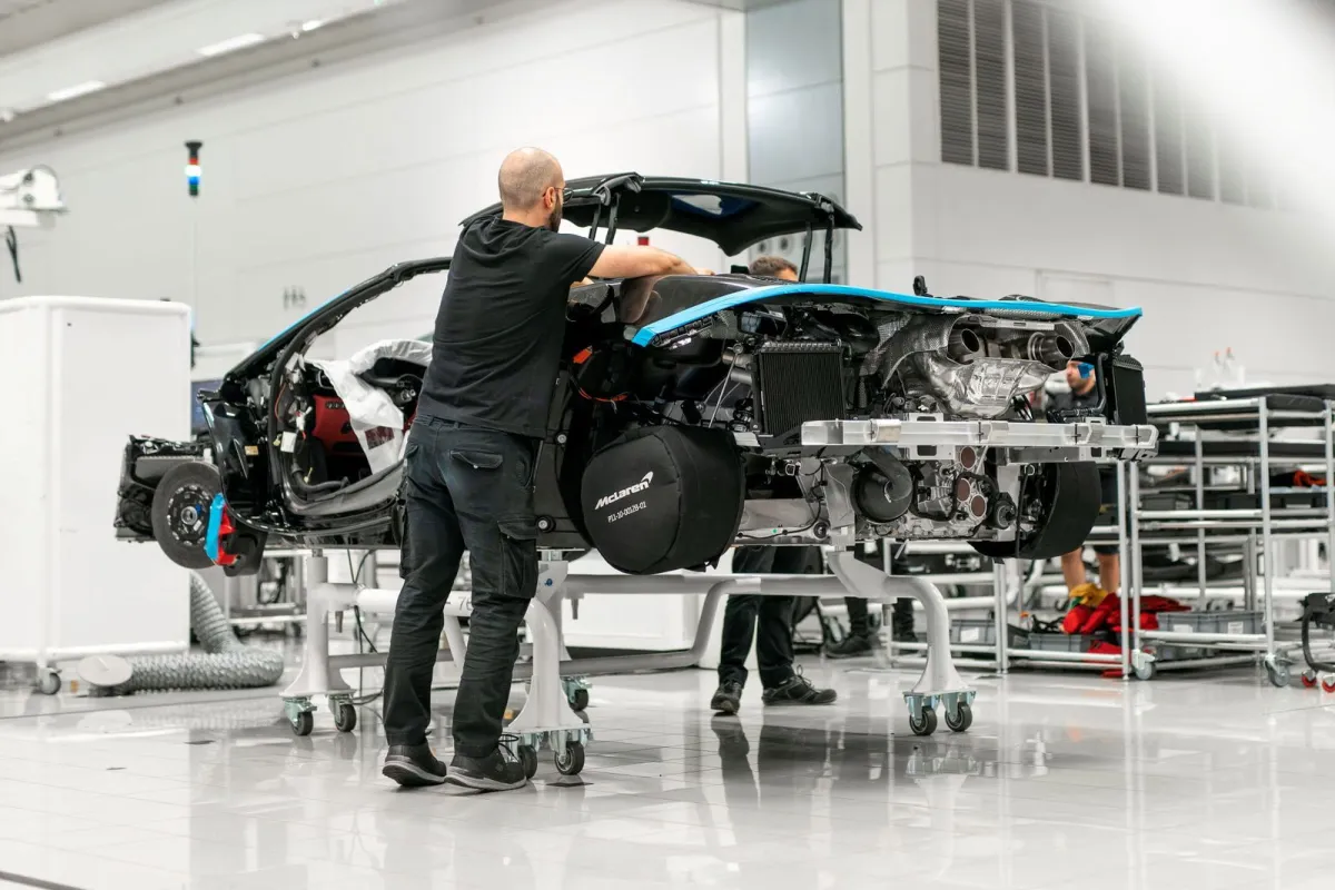 Cae la última gran marca de superdeportivos que se resistía a hacer un SUV: McLaren se une al club de Porsche, Ferrari, Lotus, Lamborghini y Aston Martin
