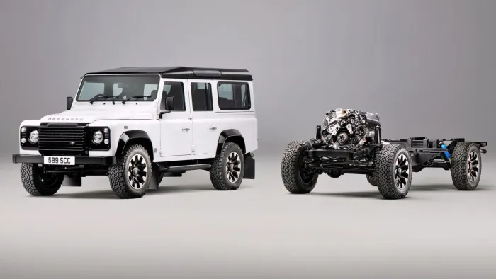 ¿Cambiarías tu viejo Defender por uno nuevo? Land Rover tiene otra idea: ponerle un V8 de 405 CV al tuyo y convertir un Defender de los de antes en un 4x4 más moderno y potente