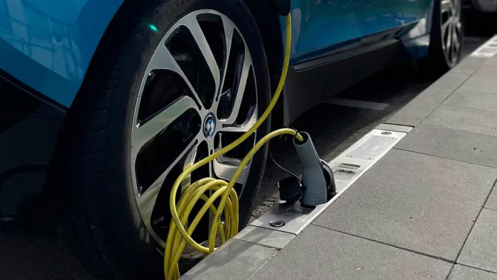 Cargar el coche en una farola o enchufado al bordillo: la solución al gran dilema del coche eléctrico sin plaza de garaje