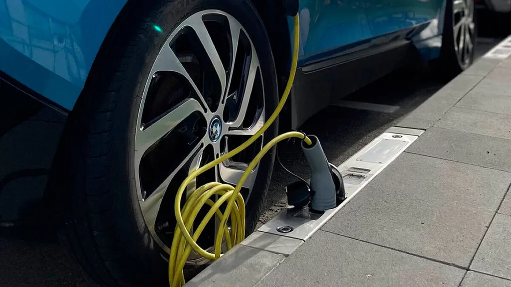 Cargar el coche en una farola o enchufado al bordillo: la solución al gran dilema del coche eléctrico sin plaza de garaje