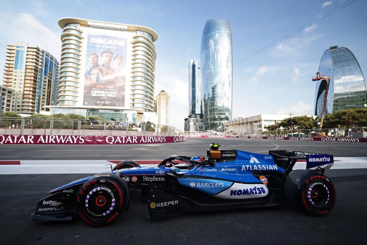 Carlos Sainz brilla y Fernando Alonso sufre en la veloz qualy de Bakú