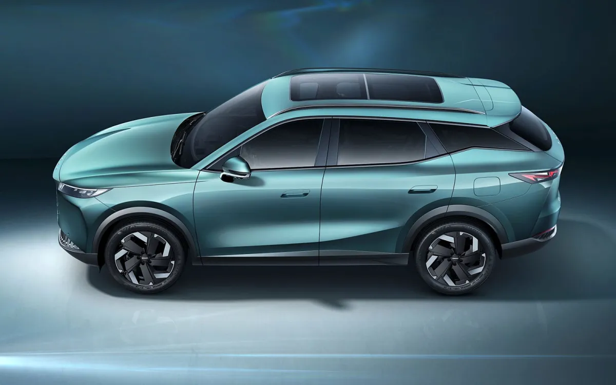 Casi 4,7 metros de coche por 31.000 € con el equipamiento tope de gama es un chollo para un SUV que tiene 279 CV, híbrido enchufable, y 8 años de garantía