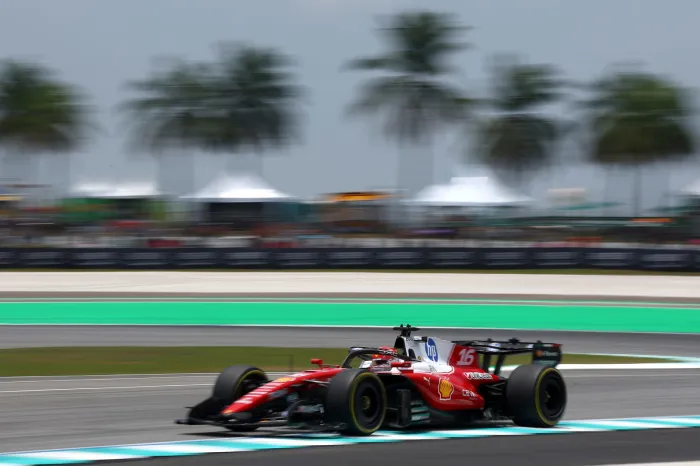 Charles Leclerc lidera la FP2 en Sepang con Isack Hadjar al acecho y McLaren recuperando terreno