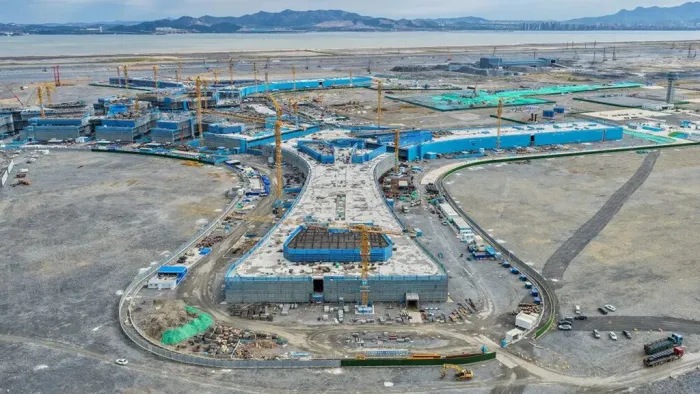 China creó una isla artificial de 20 km². Ahora está levantando encima un aeropuerto gigantesco