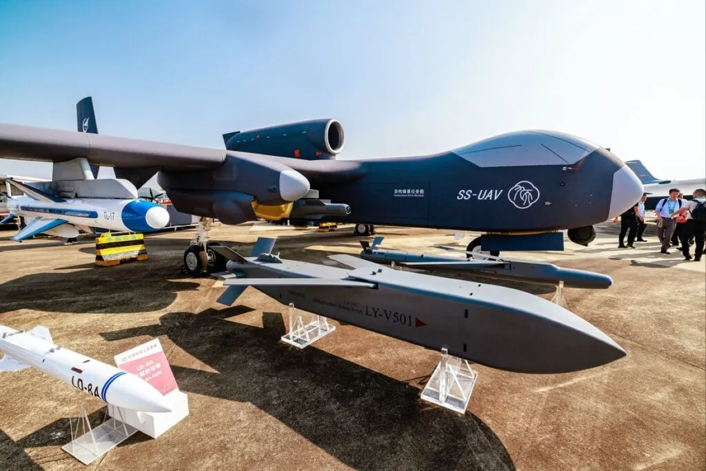 China estrenó hace unos meses un arma que puede cambiar las reglas de la guerra: un 'portaaviones' volador que lanza 100 drones kamikaze