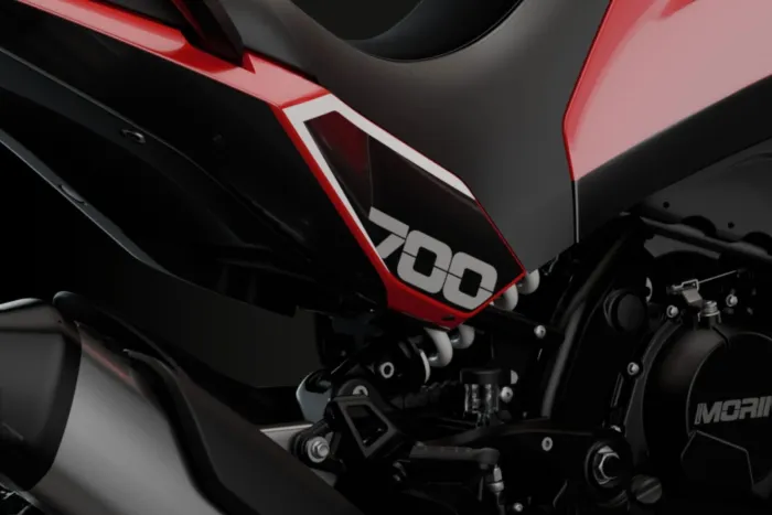 Con 70 CV, aspecto de moto cara y precio de scooter 300, esta trail viene con ganas de liarla gorda en el segmento de moda