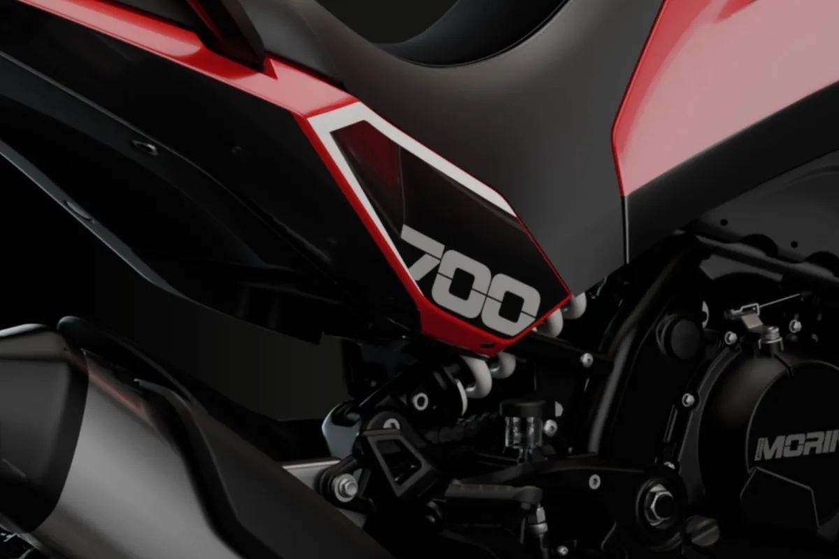 Con 70 CV, aspecto de moto cara y precio de scooter 300, esta trail viene con ganas de liarla gorda en el segmento de moda