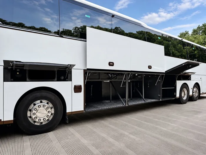 Con casi 15 metros de largo y 2.650 Nm de par, Scania planta un motor diésel de 13 litros a su nuevo autocar en plena era eléctrica
