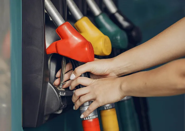 Con la gasolina rozando los 2 euros por litro, estos son los falsos mitos sobre el ahorro de combustible