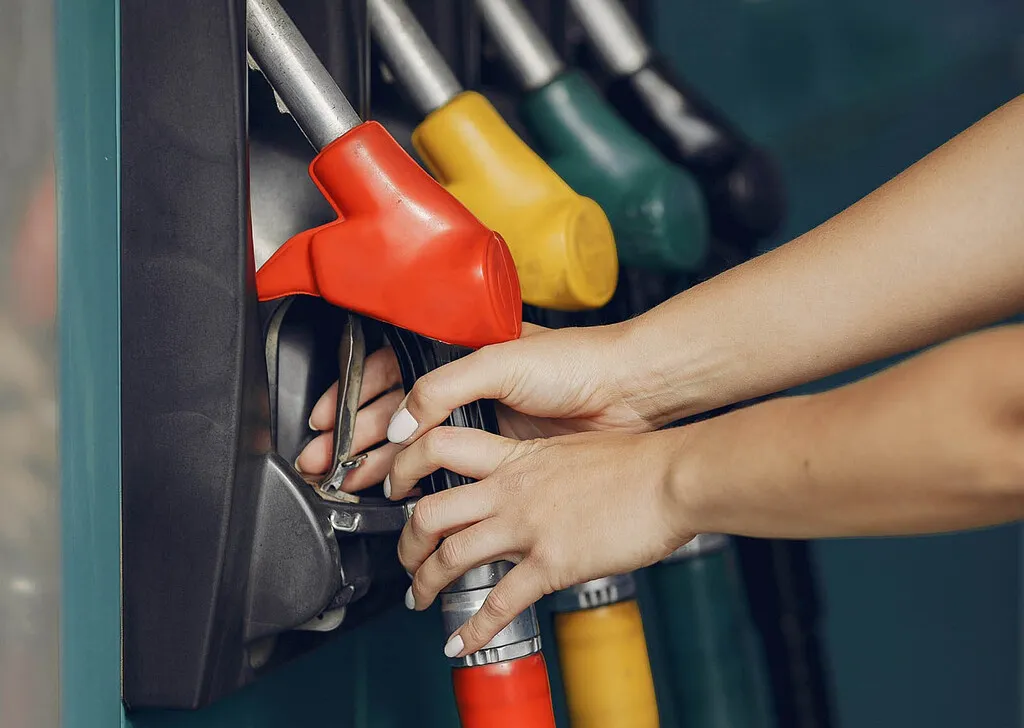 Con la gasolina rozando los 2 euros por litro, estos son los falsos mitos sobre el ahorro de combustible