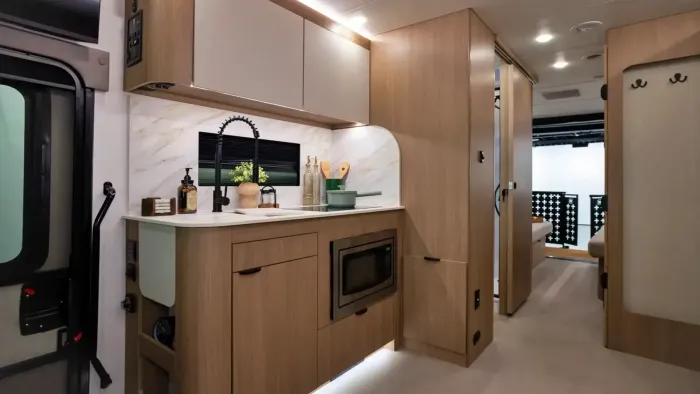 Con terraza y mayor tamaño que una camper, esta caravana 'Made in USA' tiene un diseño propio de Europa