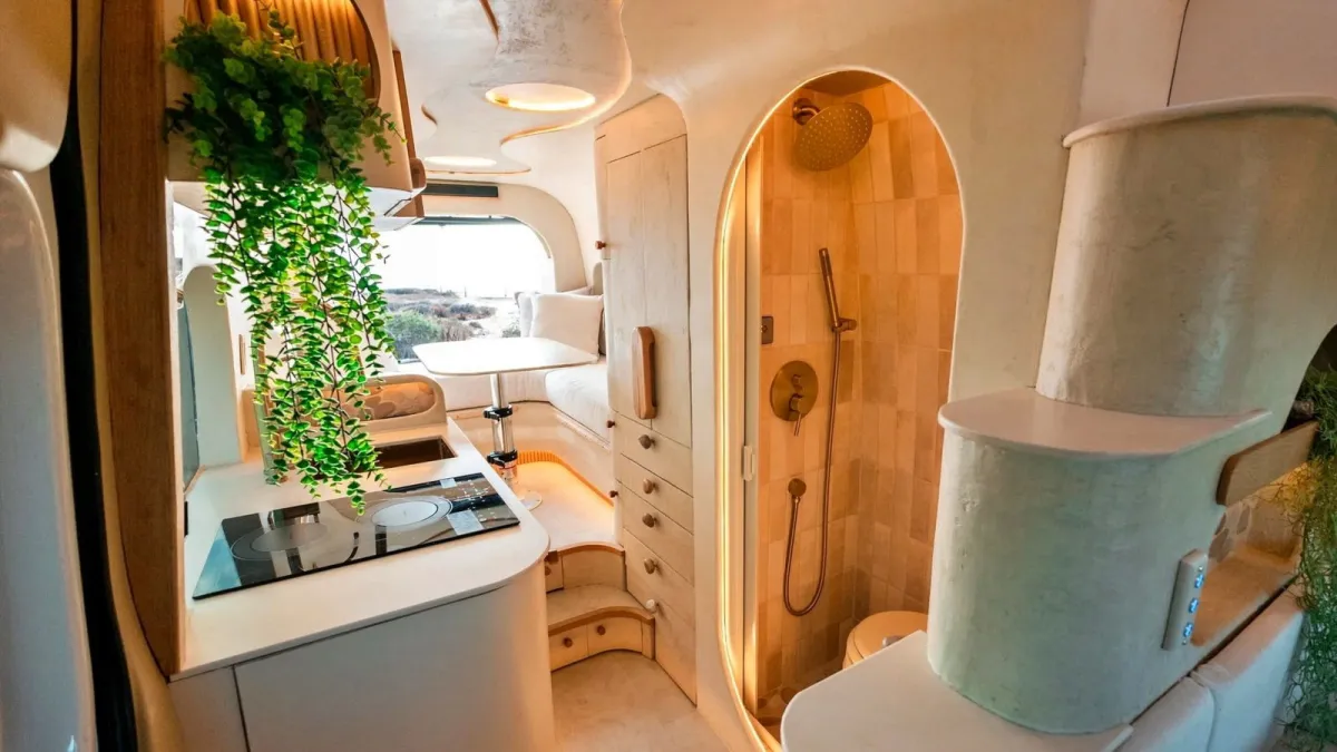 Con un interior hecho a mano en madera de roble e incluso "piedra", esta camper todoterreno es perfecta como casa portátil
