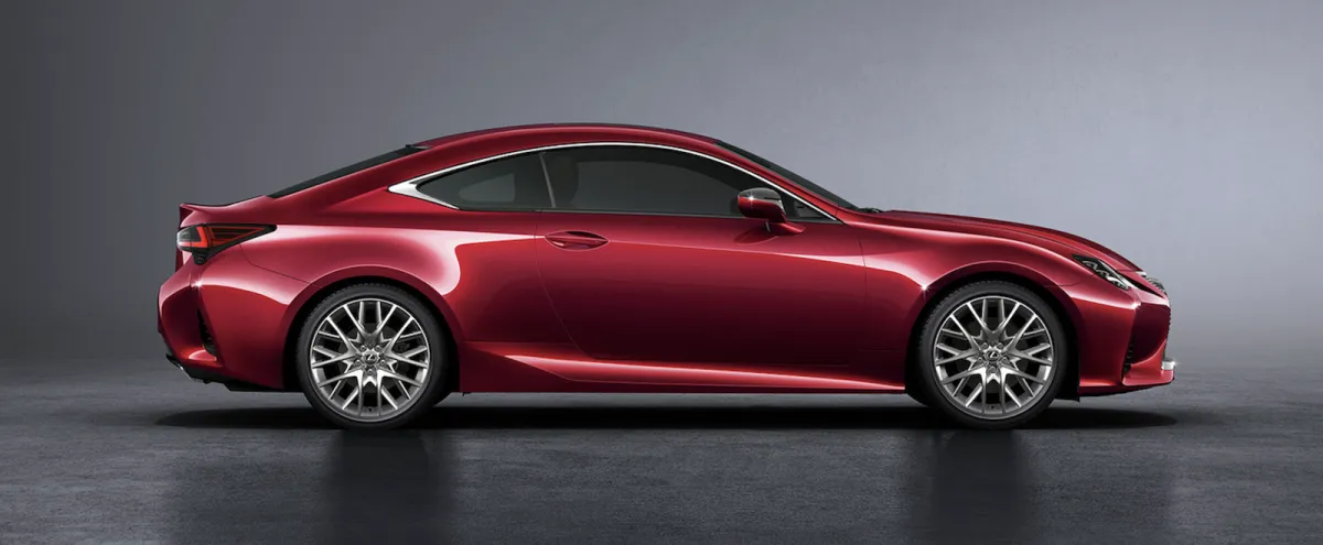 Cuela como deportivo con 223 CV y tracción trasera, pero con etiqueta ECO, fiabilidad Toyota y 6,2 l/100 km por 20.000 € es el daily premium definitivo