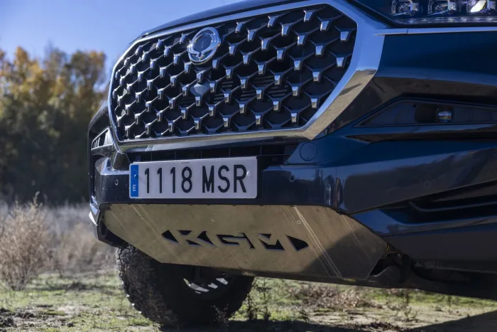 Cuela como SUV de 7 plazas, pero en realidad es el Toyota Land Cruiser coreano, cuesta 26.000€ menos y y es la bestia del 4x4 que España necesitaba