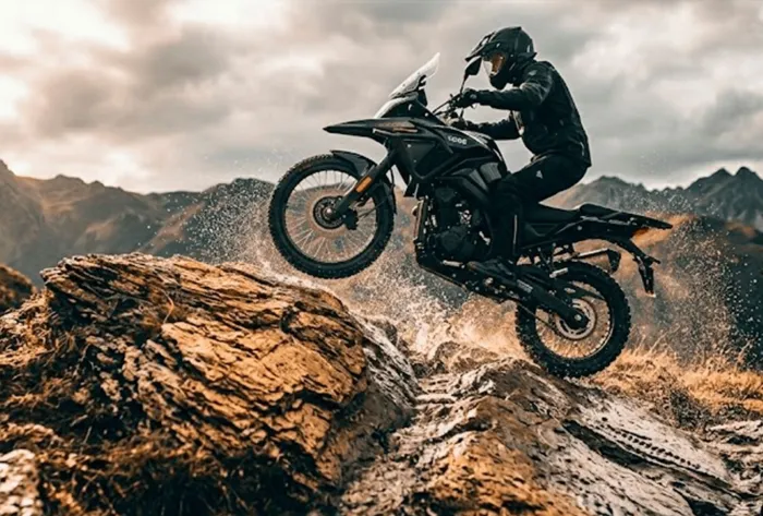 Cuesta menos que muchos scooters, pero esta trail viene preparada para abandonar el asfalto; 132 kg y rueda de 21"