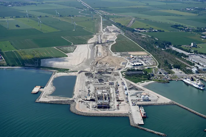 Dinamarca y Alemania están construyendo el túnel submarino más largo del mundo sin excavar: el primer módulo ya descansa en el Báltico. Faltan 88