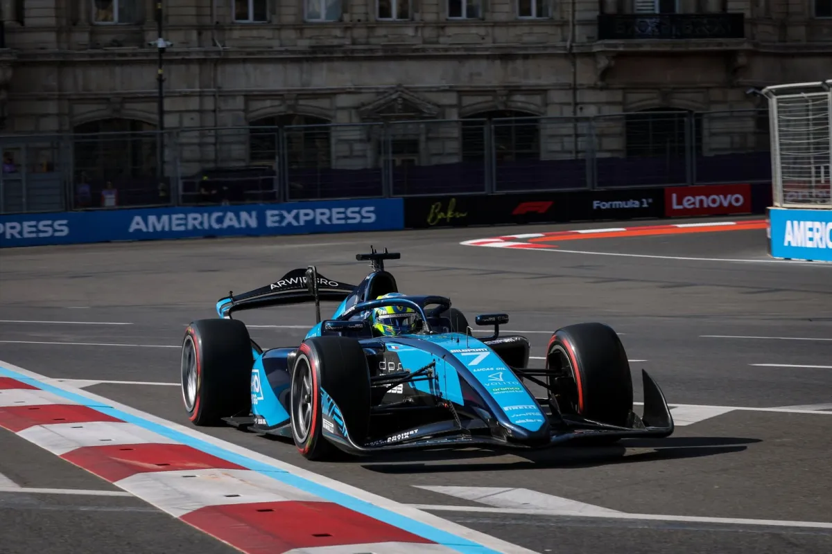 Dino Beganovic gana con comodidad la sprint de la Formula 2 en Bakú
