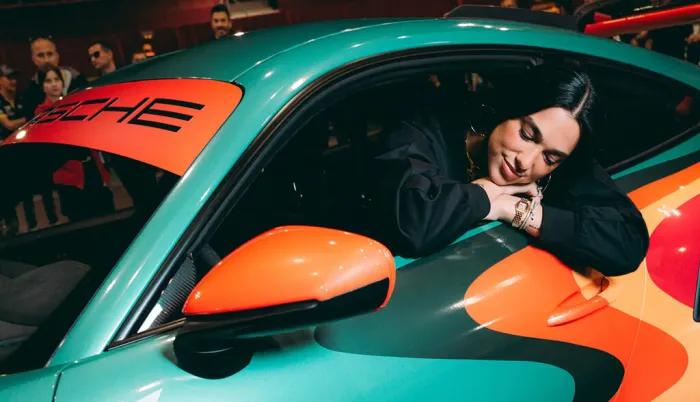 Dua Lipa prefirió diseñar y vender un Porsche 911 GT3 RS antes que simplemente sonreír y posar junto a un coche para la marca