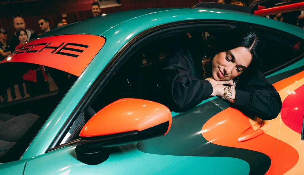 Dua Lipa prefirió diseñar y vender un Porsche 911 GT3 RS antes que simplemente sonreír y posar junto a un coche para la marca