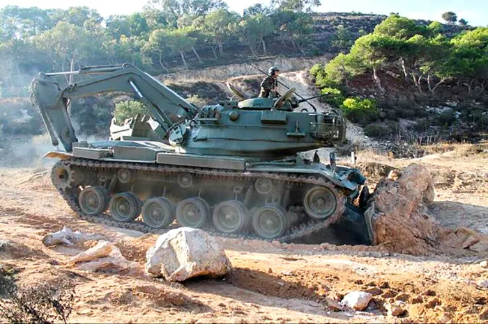 EEUU regaló a España cientos de tanques hechos chatarra. La solución fue convertirlos en gigantescas excavadoras "Alacrán"