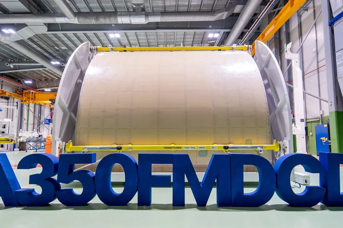 El carguero europeo de 111 toneladas que desafía a Boeing ya vuela, y su enorme puerta de 4,3 x 3,15 m se fabrica en España