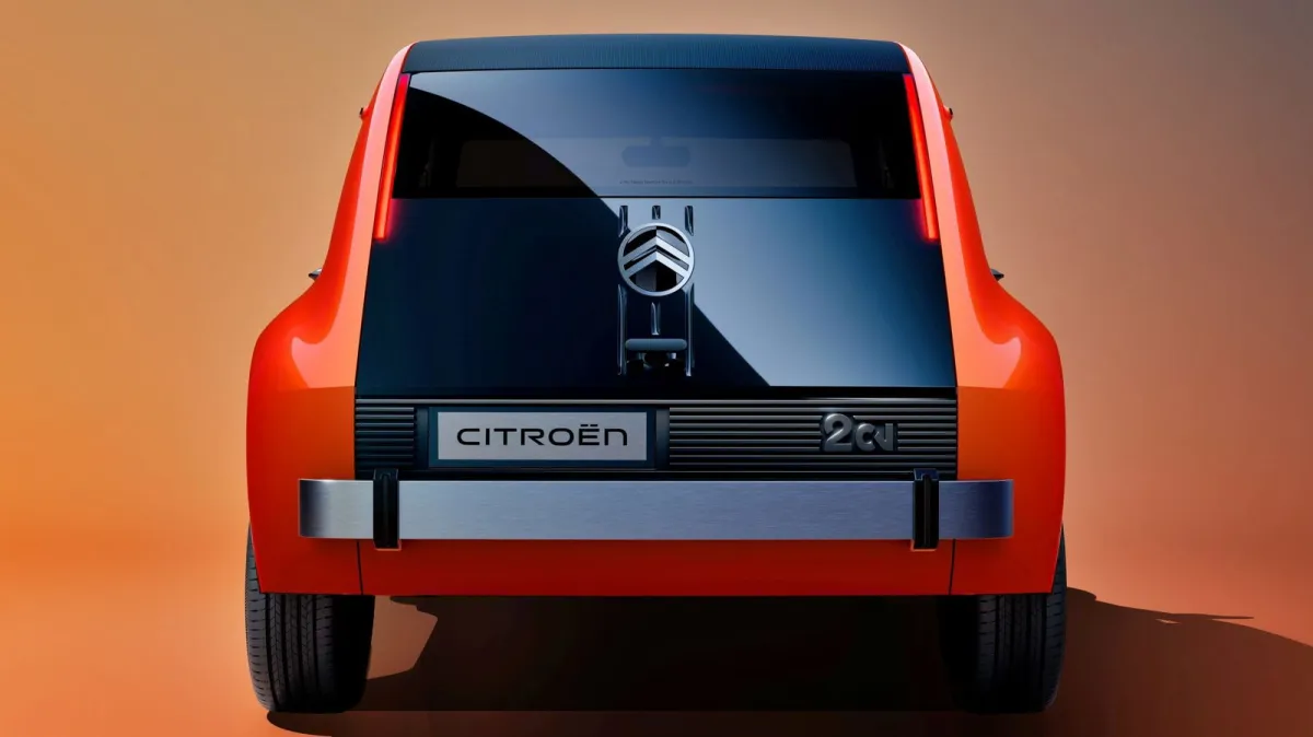 El Citroën 2CV de 2026 es el Renault 5 de Stellantis, que tienen un vínculo en común más allá de fórmula de diseño retro francés
