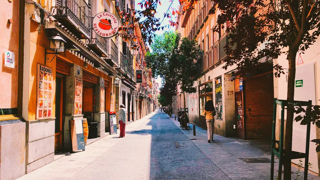 El Gobierno cambia las normas: a partir del 1 de octubre, los conductores tendrán que ceder el paso a los peatones aunque no haya paso de cebra en estas calles