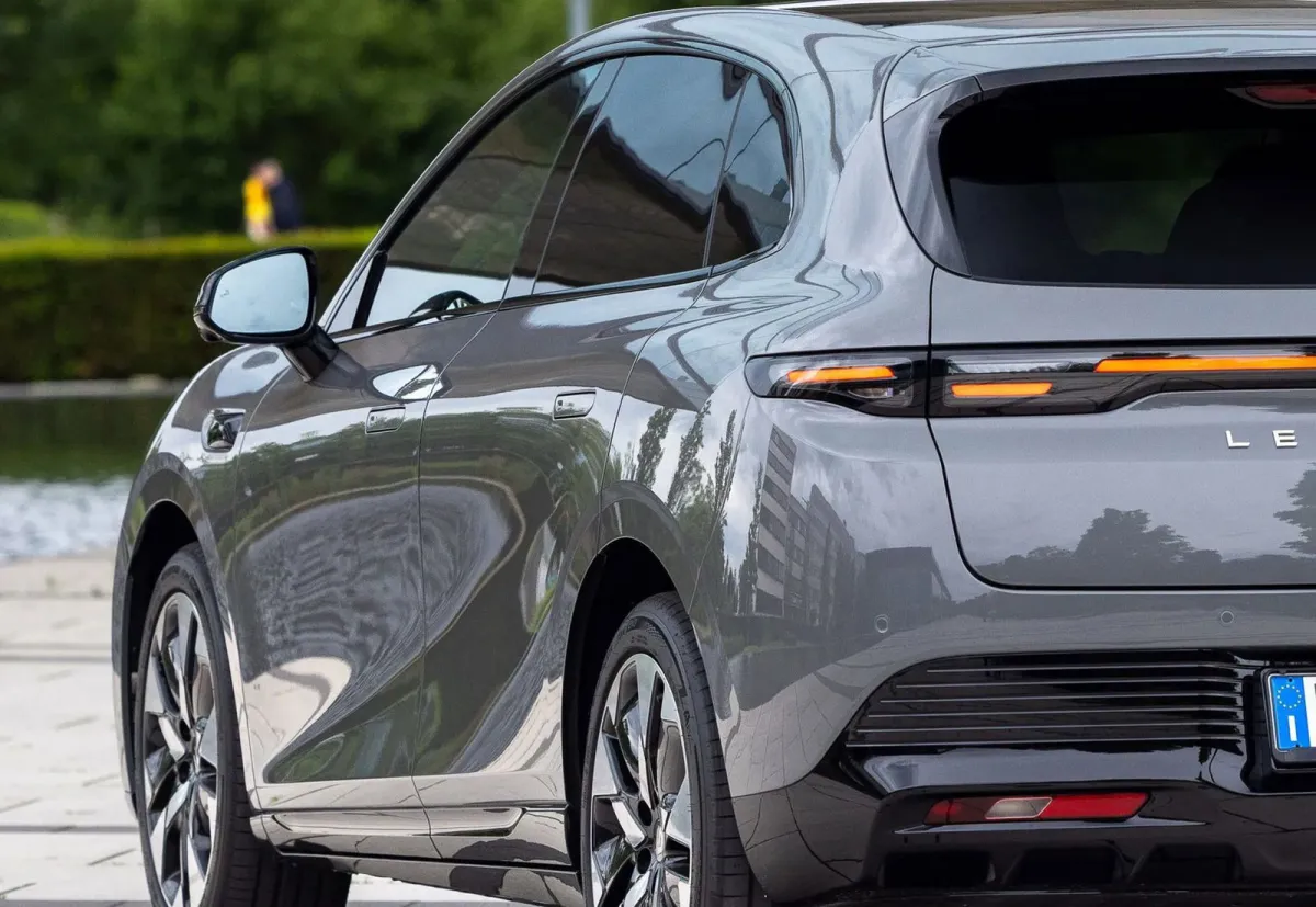 El Golf de Leapmotor será "made in Spain" en 2027, y cuesta 19.400 € teniendo 218 CV, tracción trasera y mucho equipamiento