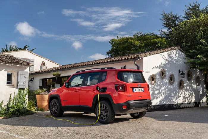 El híbrido enchufable es el coche perfecto para ahorrar gasolina, pero casi nadie lo enchufa. Por eso proponen limitar su depósito a 15 litros
