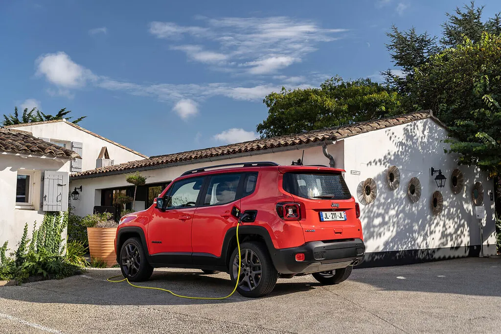 El híbrido enchufable es el coche perfecto para ahorrar gasolina, pero casi nadie lo enchufa. Por eso proponen limitar su depósito a 15 litros