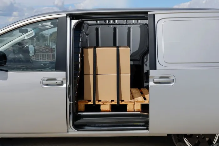 El "ID.Buzz Cargo" de Hyundai te costará 20.000 € menos, tiene 218 CV, es muy capaz y con su etiqueta CERO podrás olvidarte de las ZBE