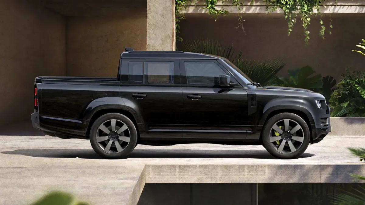El Land Rover Defender volverá a tener versión pick-up, pero lo fabricará la dueña de Jeep y RAM para esquivar un arancel del 25%