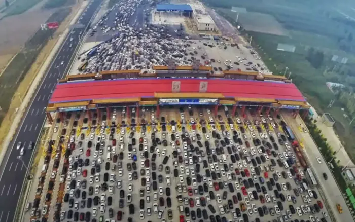El mayor atasco de la historia fue en China: 12 días atrapados en una autopista sin avanzar. Los vecinos lo aprovecharon para vender botellas de agua 10 veces más caras